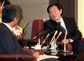 Chinese Premier Zhu meets press before Japan visit